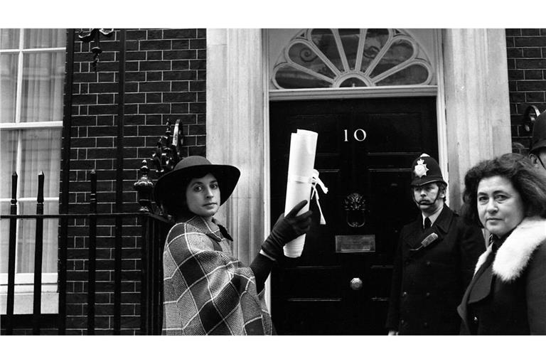 Die Schauspielerin Prunella Scales im Jahr 1975 vor Downing Street 10 in London. (Archivbild)