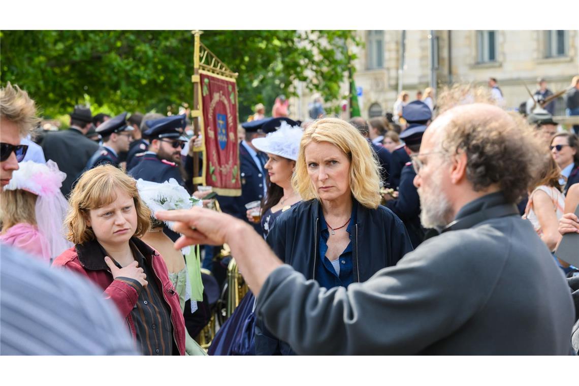 Furtwängler dreht "Tatort" mitten im Schützenausmarsch Die Schauspielerinnen Luise von Stein (l) und Maria Furtwängler stehen bei Dreharbeiten für einen neuen fiktiven „Tatort“ inmitten des realen Schützenausmarsches am Neuen Rathaus.
