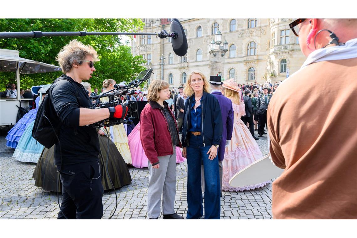 Furtwängler dreht "Tatort" mitten im Schützenausmarsch Die Schauspielerinnen Luise von Stein (l) und Maria Furtwängler stehen bei Dreharbeiten für einen neuen "Tatort" inmitten des realen Schützenausmarsches am Neuen Rathaus.