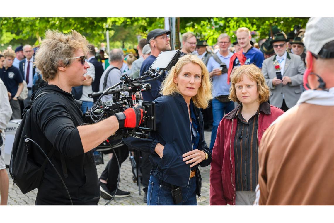 Furtwängler dreht "Tatort" mitten im Schützenausmarsch Die Schauspielerinnen Maria Furtwängler (l) und Luise von Stein spielen eine Szene bei Dreharbeiten für einen neuen fiktiven „Tatort“ inmitten des realen Schützenausmarsches am Neuen Rathaus.
