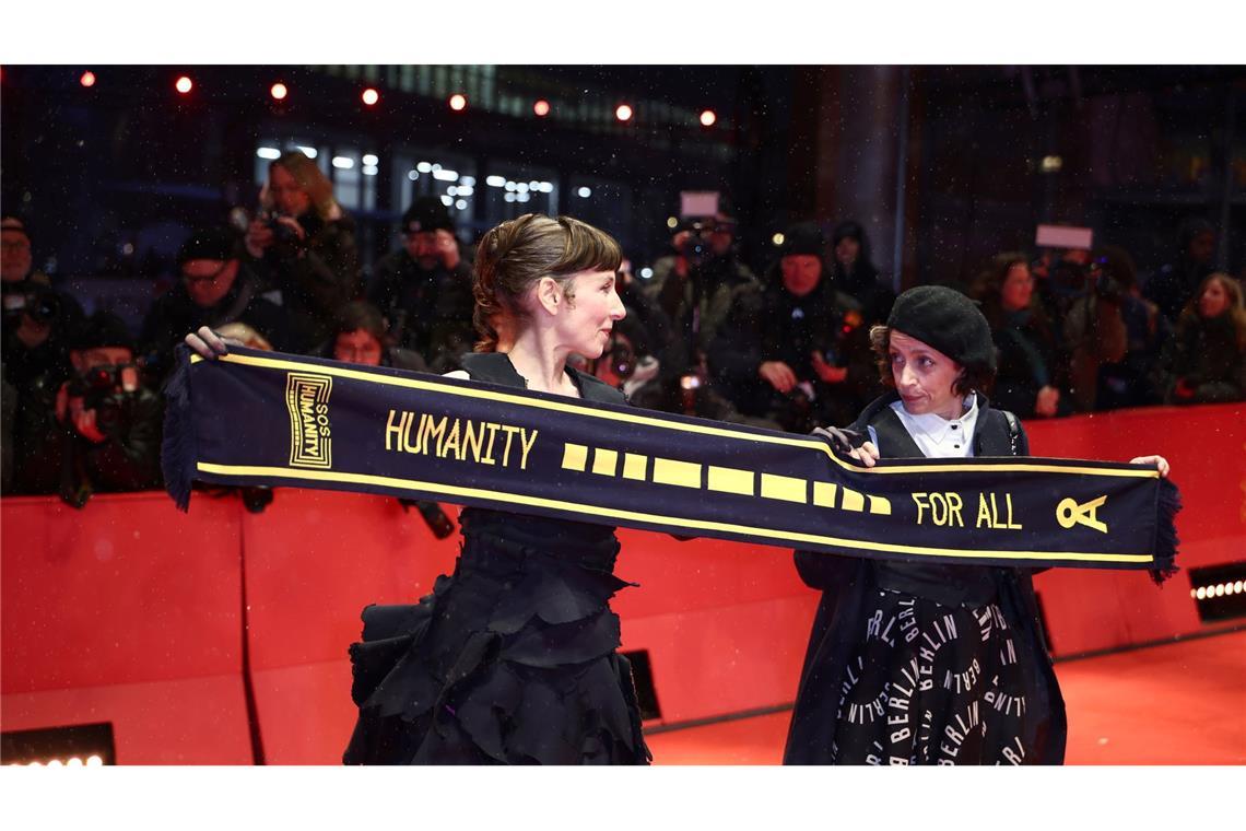 Neubauer trägt provokantes Kleid gegen Merz bei Berlinale Die Schauspielerinnen Meret Becker und Anna Thalbach nutzen den roten Teppich, um auf die zivile Seenotrettung aufmerksam zu machen.