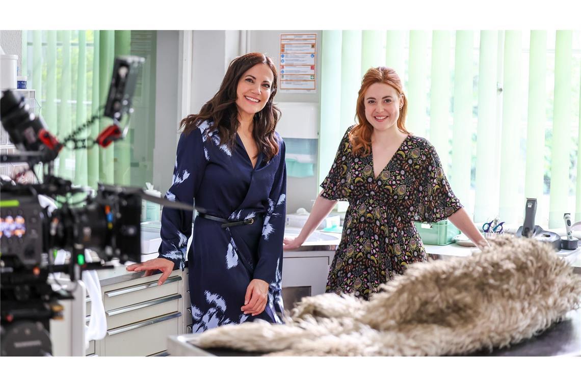 Die Schauspielerinnen Bettina Zimmermann (links) als Tierärztin Maja Freydank und Meriel Hinsching als ihre Kollegin Julia Kramer am Set für die Spielfilm-Reihe "Zwei Frauen für alle Felle". (Archivbild)
