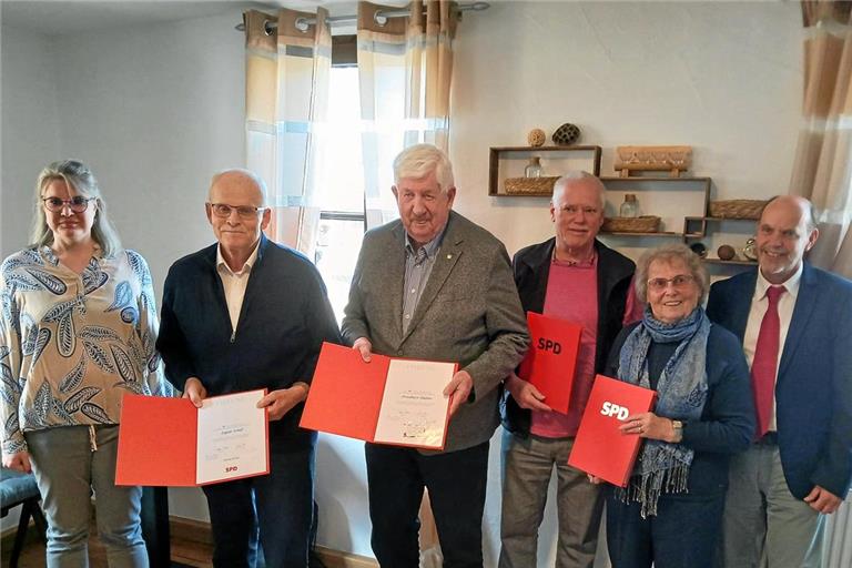 Die scheidende Vorsitzende Ines Preuß mit den Geehrten Edgar Schäf, Friedhart Hübler, Helmut Laun, Gertrud Gehring und Gernot Gruber (von links). Foto: SPD Oberes Murrtal