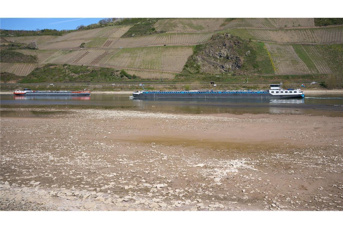 Trockenheit hält mindestens bis zum Wochenende an Die Schiffe können wegen der niedrigen Wasserständen weniger Ladung transportieren.
