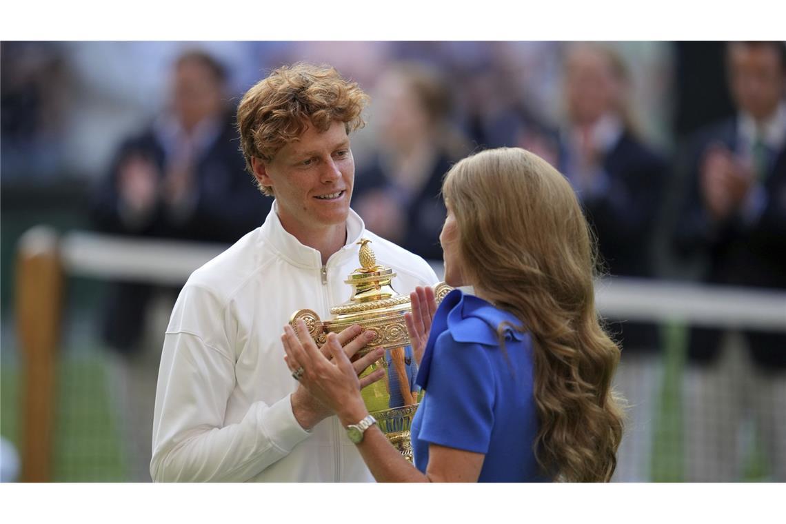 Die Schirmherrin des „All England Lawn Tennis and Croquet Club“ überreichte Jannik Sinner den goldenen Pokal...