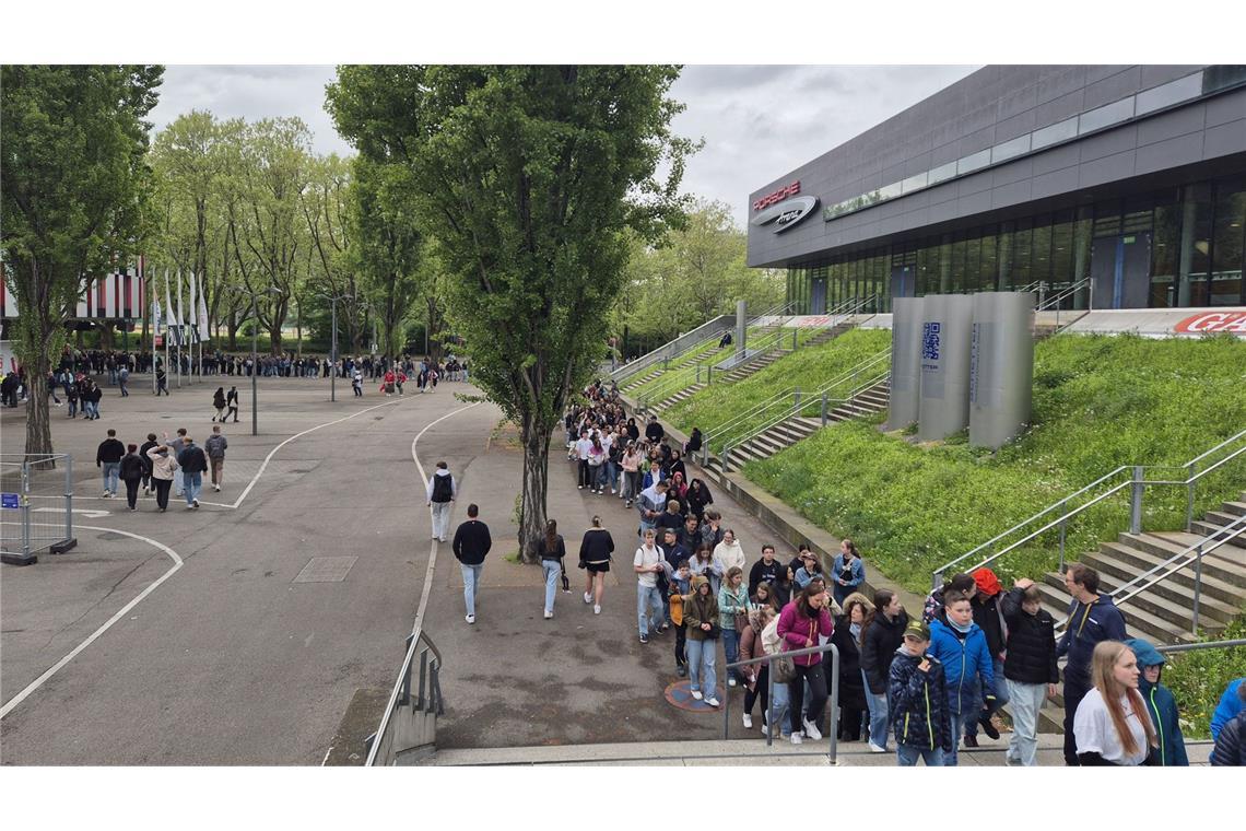 Liveblog: Shirin schwebt, der Wasen feiert, der VfB enttäuscht Die Schlange auf dem Weg zur Porsche-Arena zieht sich kurz vor 18 Uhr über mehrere hundert Meter bis zur Mercedesstraße.