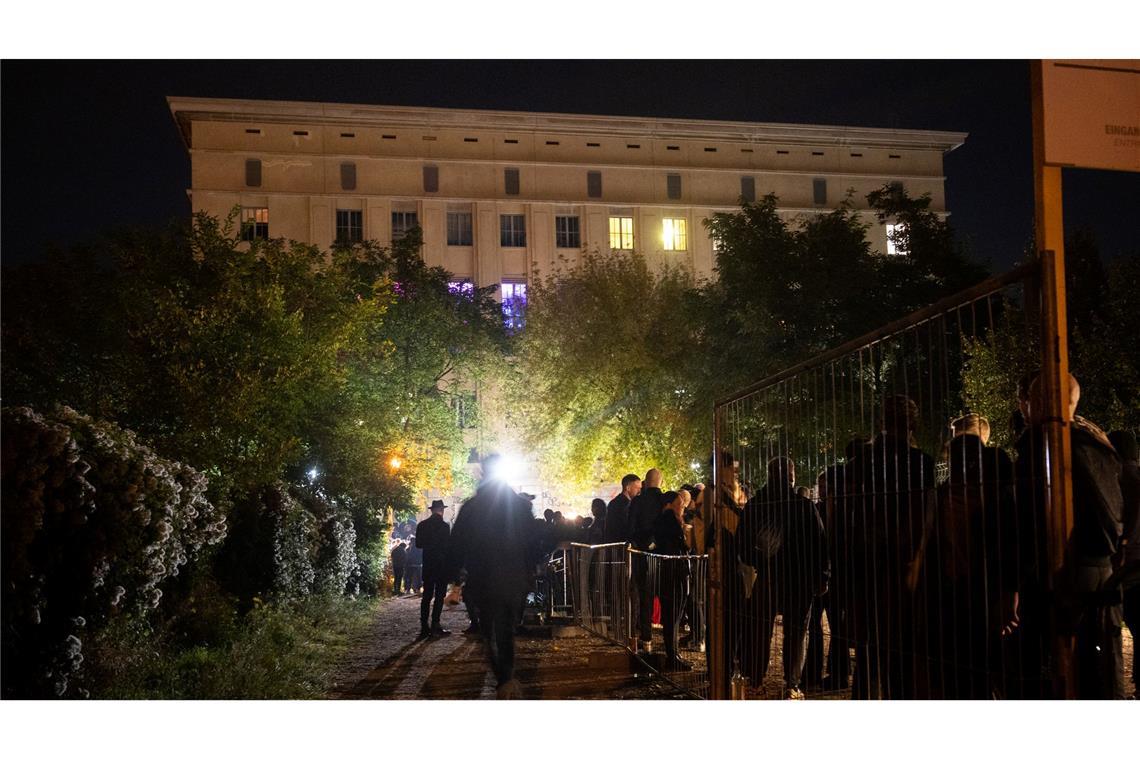 Der drohende Untergang des Nachtlebens Die Schlange vor dem weltbekannten Berliner Club: Hunderte stehen vor dem "Berghain". Der Name leitet sich vom Bezirk Friedrichshain-Kreuzberg ab, in dem sich der Club in einem früheren Heizkraftwerk befindet. (Archivbild)