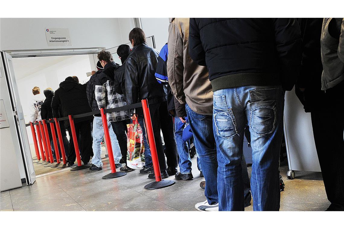 Höchste Zeit für beherztes Handeln Die schlangen in den Jobcentern werden länger werden – sagen Arbeitsmarktexperten.