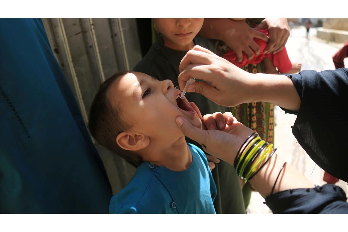 Erreger der Kinderlähmung im Abwasser deutscher Städte Die Schluckimpfung, wie sie etwa in Afghanistan gegeben wird, schützt gut vor Ansteckung und damit vor einer großflächigen Weitergabe. (Archivbild)
