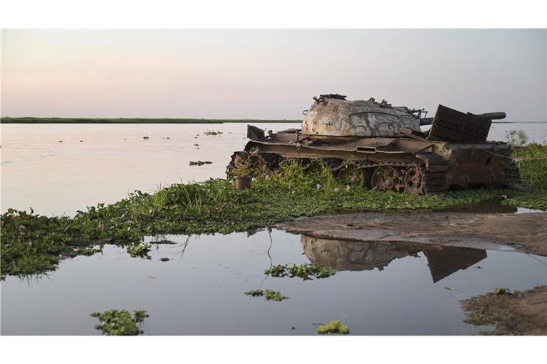 Die schmutzige Seite des Krieges: Vor sich hin rostender zerstörter Panzer im Südsudan.