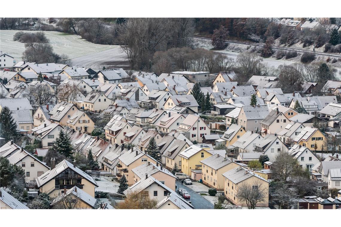 Polizei registriert Anstieg wetterbedingter Einsätze Die schneebedeckten Dächer in einem Wohngebiet von Rottweil: In der Nacht hat es in Baden-Württemberg vielerorts geschneit.