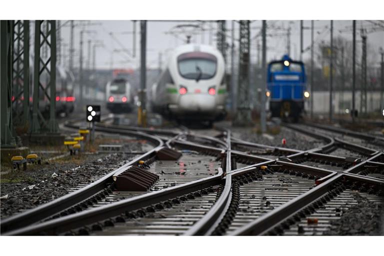 Die Schnellbahnstrecke Mannheim-Stuttgart wird in der Nacht auf Donnerstag für insgesamt sieben Wochen gesperrt.