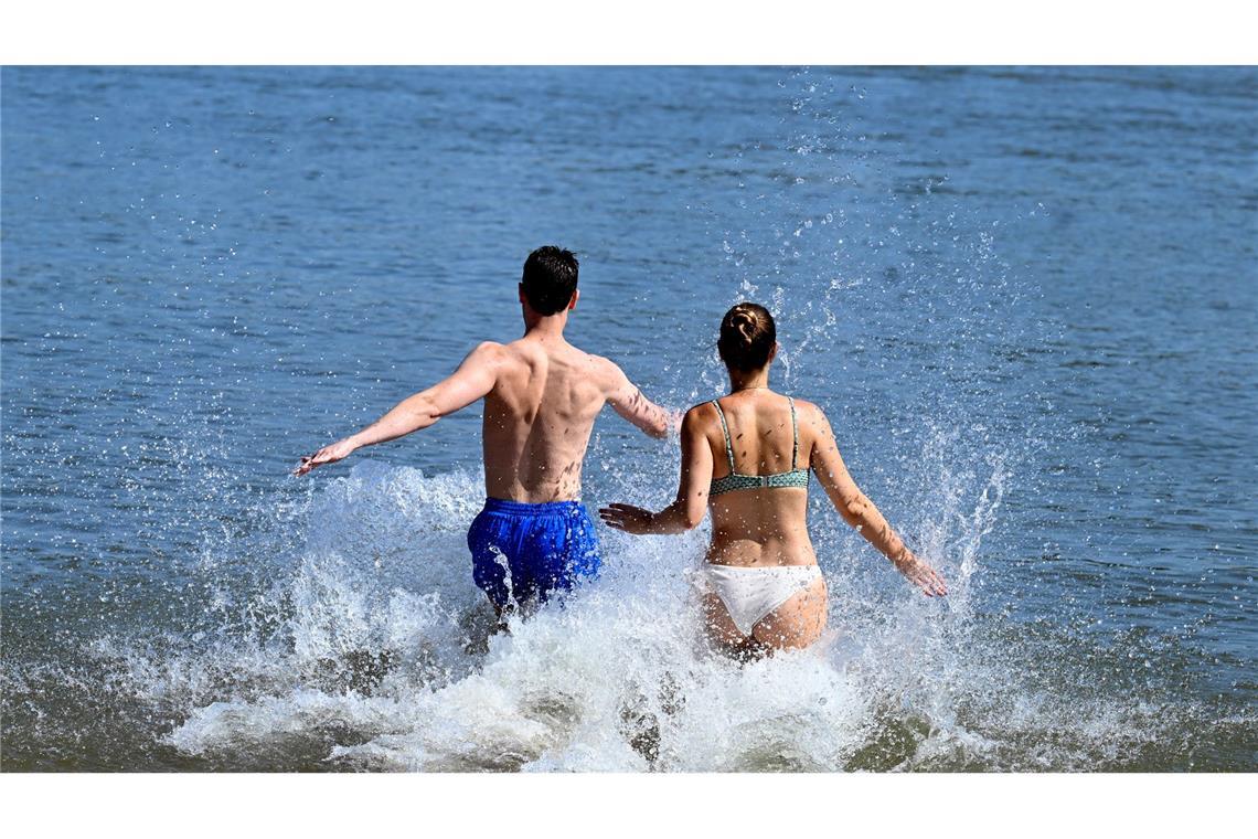 Die schönen Seiten des Sommers: Badespaß.