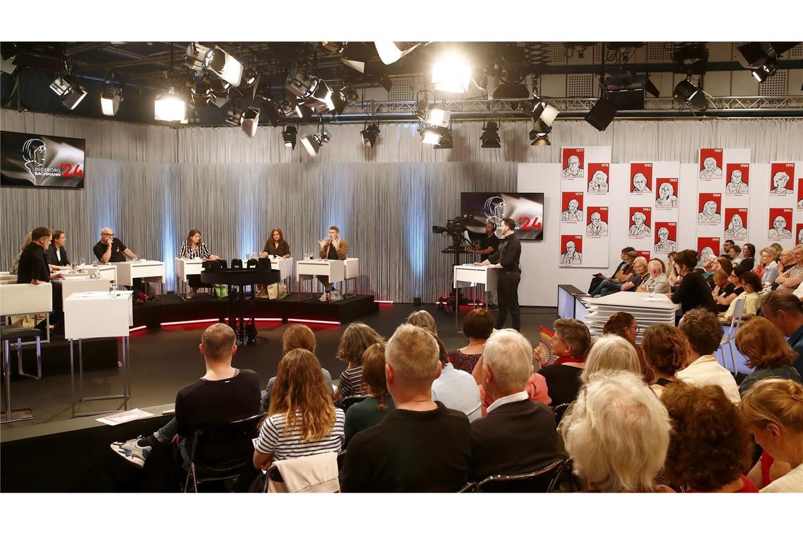 Die Schreibtalente stellen sich einer kritischen Jury und dem Live-Publikum.