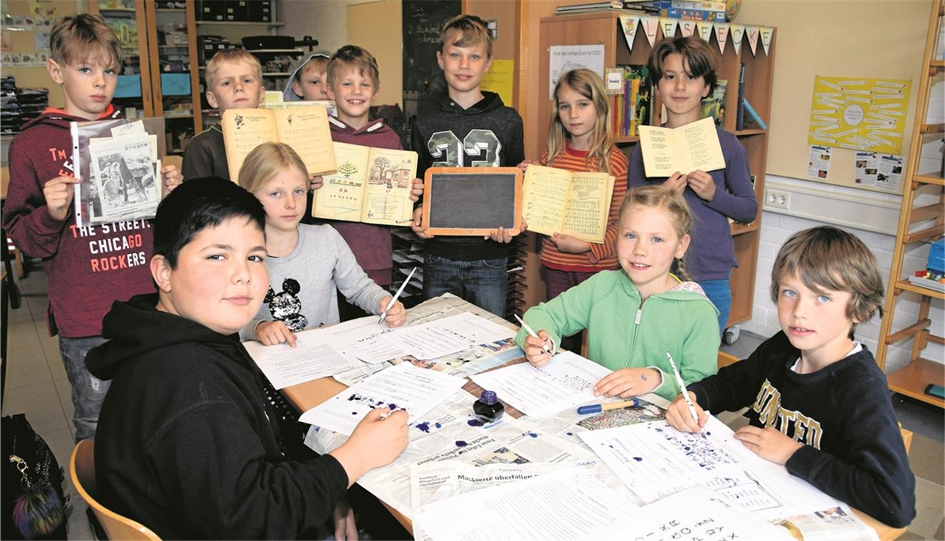 Zeitreise in die Schulvergangenheit Die Schüler der 3a übten mit Feder und Tinte die Sütterlinschrift. Fotos: E. Klaper