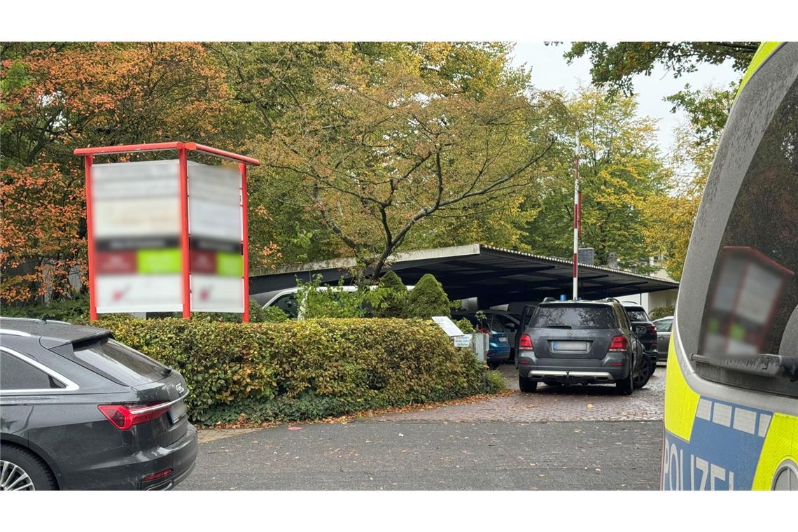 Mit Messer angegriffen – Schülerin lebensgefährlich verletzt Die Schülerin wurde an einem Berufskolleg in Paderborn mit einem Messer angegriffen.