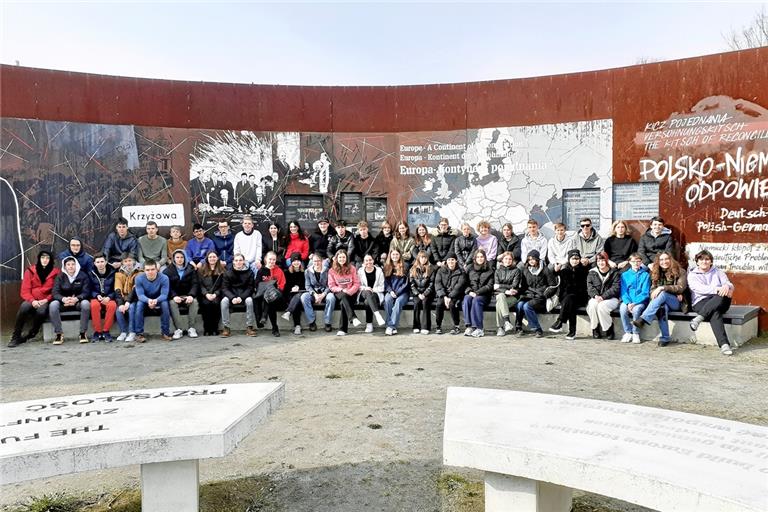 Die Schülerinnen und Schüler aus Murrhardt und Rabka-Zdrój vor den Installationen der Ausstellung „Mut und Versöhnung“ auf dem Gelände der Gedenkstätte in Kreisau. Foto: privat