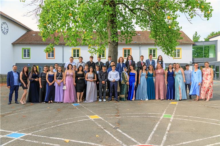 Die Schülerinnen und Schüler der neunten und zehnten Klasse mit ihrem Lehrer Majid Hussein (links) sowie ihren Lehrerinnen Julia Frank (Zweite von rechts) und Marina Thesing (rechts) kurz vor Beginn der Abschlussfeier. Foto: Stefan Bossow