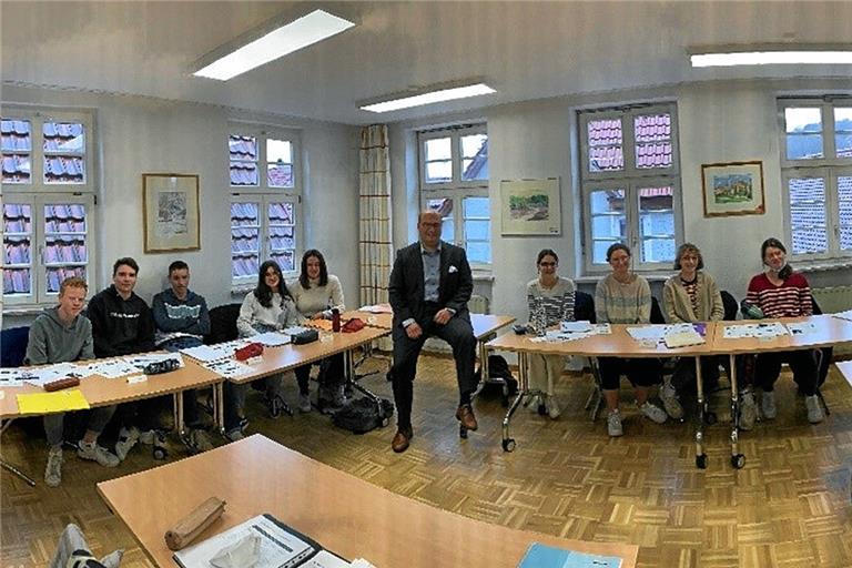 Die Schülerinnen und Schülern in der Volkshochschule, denen Bürgermeister Armin Mößner einen Besuch abstattet (Mitte). Foto: privat