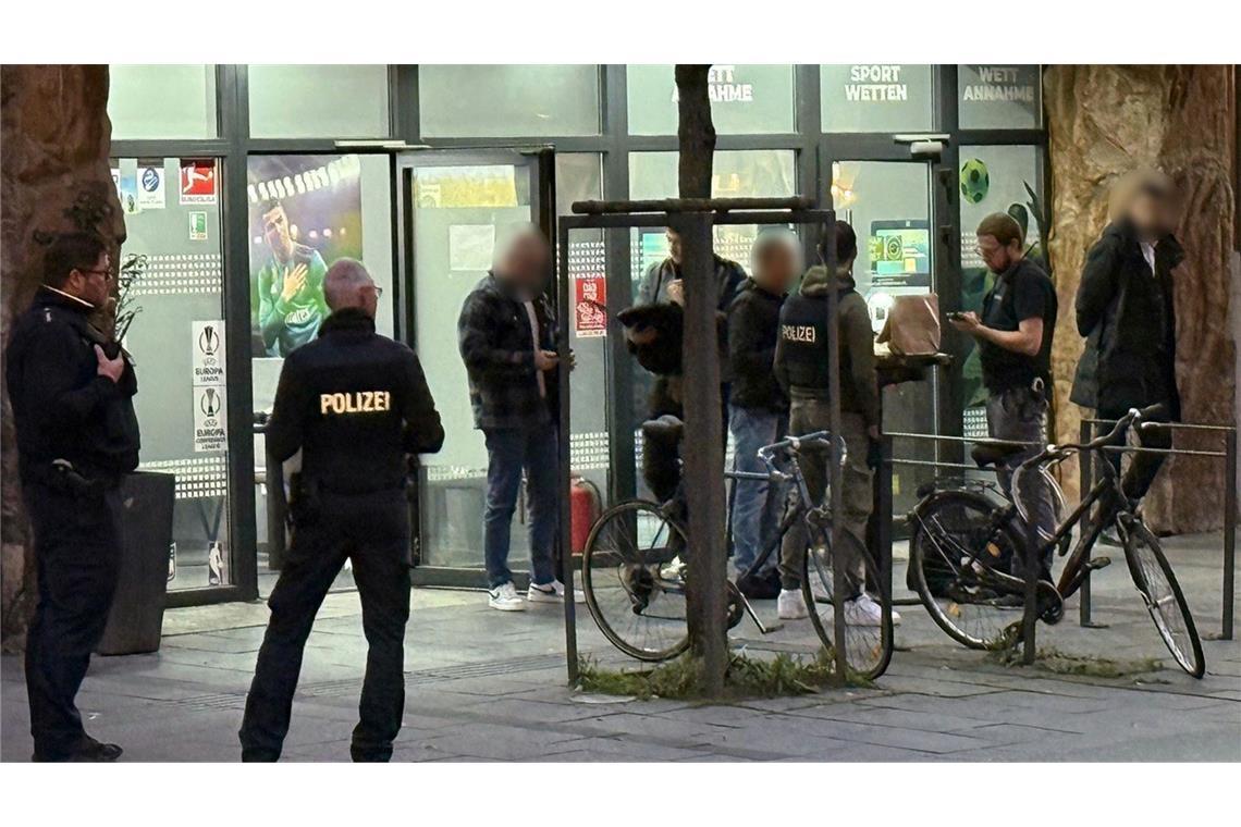 Schüsse in Gießen: Was wir wissen und was nicht Die Schüsse sollen in einem Wettbüro in der Umgebung des Marktplatzes gefallen sein.