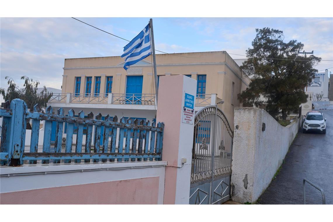 Santorini bebt – Athen spürt die Erschütterungen Die Schulen auf den Inseln Santorini, Ios, Amorgos und Anafi bleiben bis auf weiteres geschlossen.