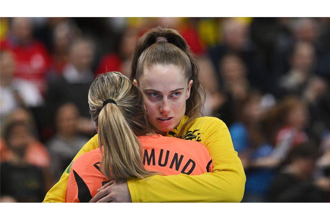 Dank Johanna Bundsens Paraden – HB Ludwigsburg zieht ins Finale ein Die schwäbische BVB-Keeperin Sarah Wachter ist enttäuscht.