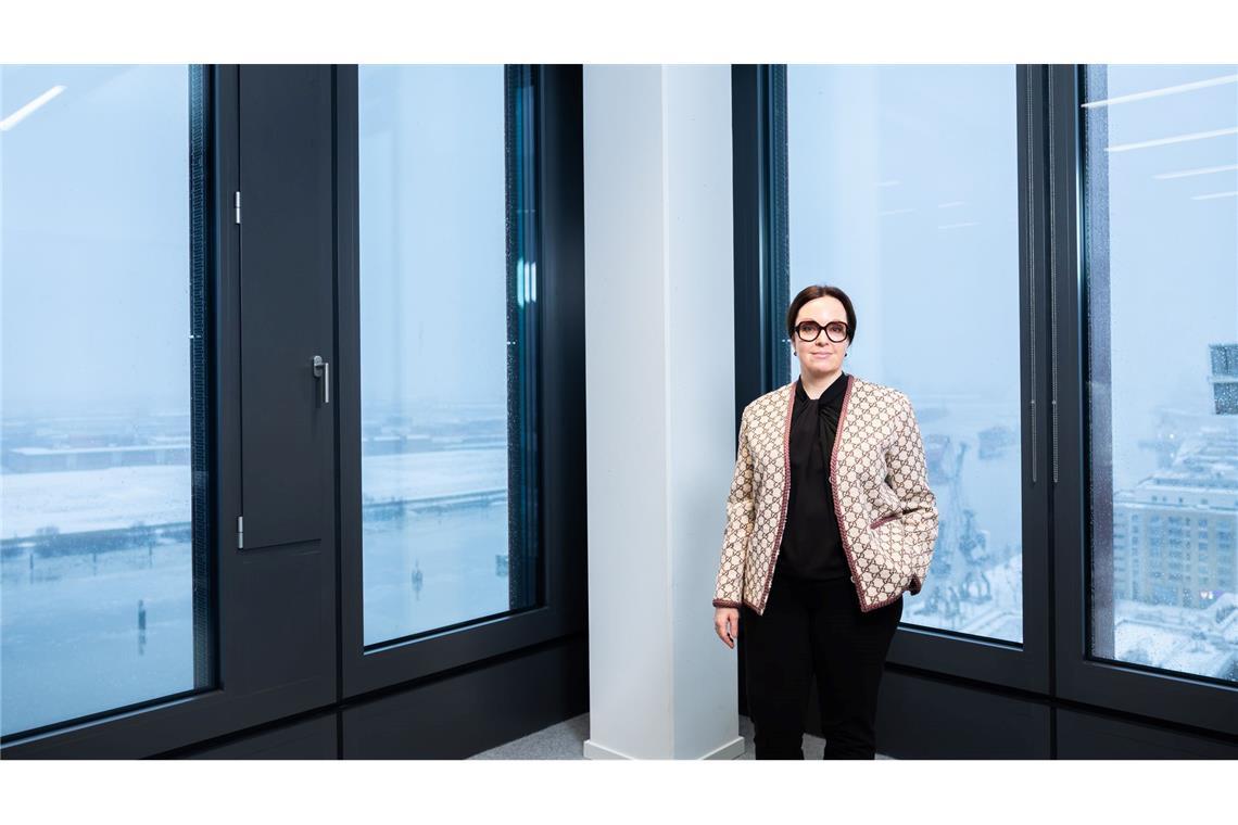 Die Schwedin Borg leitet seit 2020 den staatseigenen schwedischen Energiekonzern Vattenfall, der Deutschland zu seinen Kernmärkten zählt. Auf dem Bild steht Borg in der Hamburger Vattenfall-Zentrale. Im  Hintergrund ist die Norderelbe zu sehen. (Archivbild)