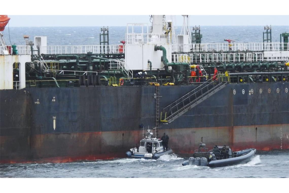 Die schwedische Küstenwache durchsucht einen Tanker in der Ostsee. Die Flora 1 gehört mutmaßlich der russischen Schattenflotte an und steht auf der Sanktionsliste der Europäischen Union.