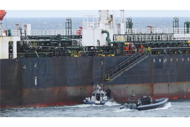 Die schwedische Küstenwache durchsucht einen Tanker in der Ostsee. Die Flora 1 gehört mutmaßlich der russischen Schattenflotte an und steht auf der Sanktionsliste der Europäischen Union.
