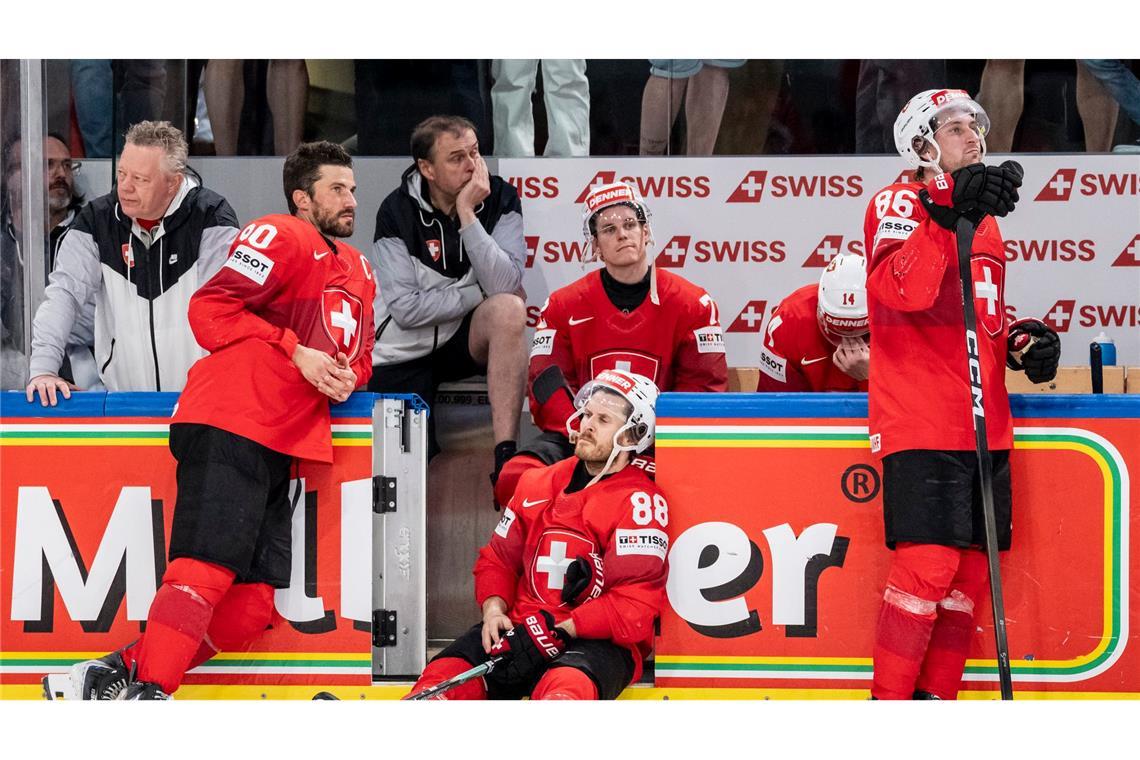 Die Schweiz um Kapitän Roman Josi (l) trauert nach dem verlorenen WM-Finale gegen Finnland.
