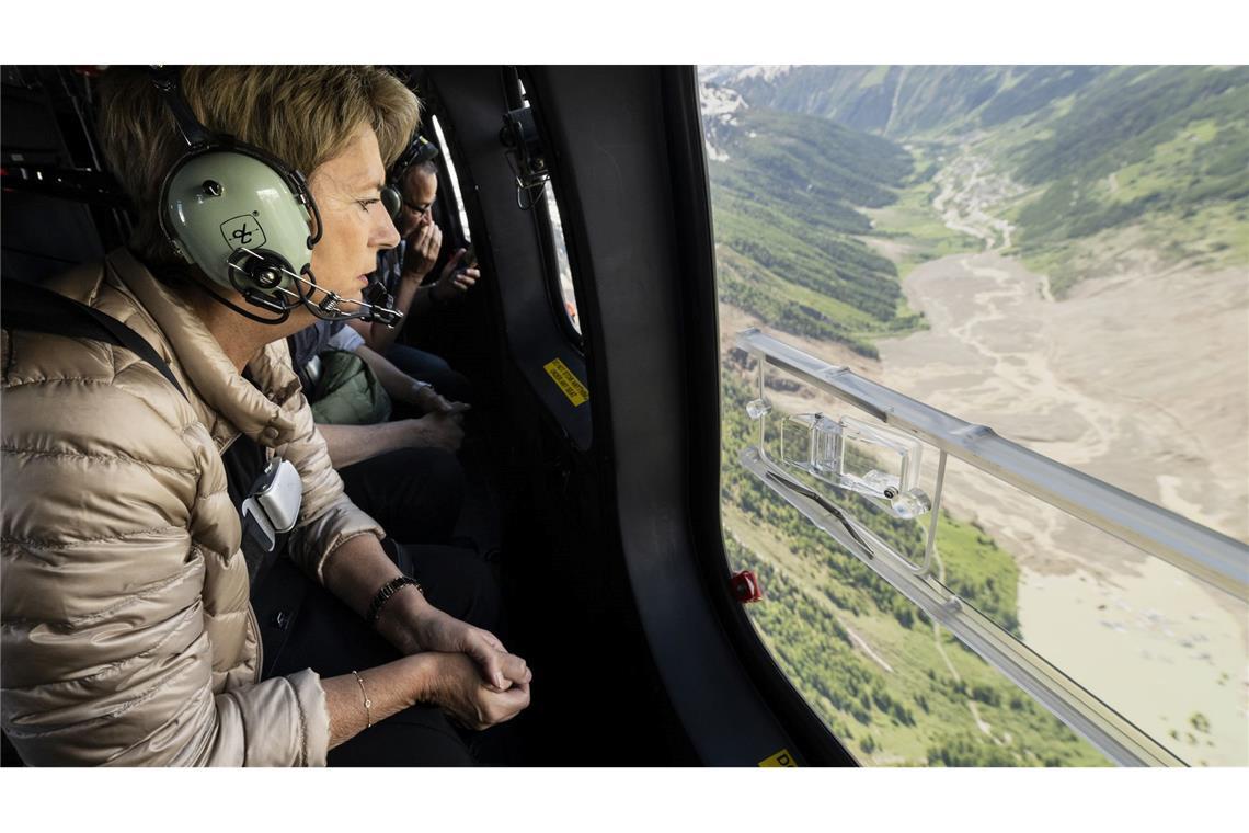 Lötschentaler hoffen auf Glück im Unglück: Wasser läuft ab Die Schweizer Präsidentin verschaffte sich mit einem Hubschrauber einen Überblick über Lage.