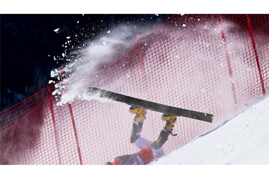 Bilder des Tages Die Schweizerin Jessica Keiser stürzt spektakulär bei der Snowboard-WM beim Parallel-Riesenslalom in St. Moritz in der Schweiz.