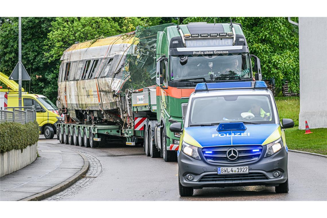 Letzter Wagen geborgen – Bergungsarbeiten abgeschlossen Die schwerer beschädigten Wagen wurden mit einem LKW abtransportiert.