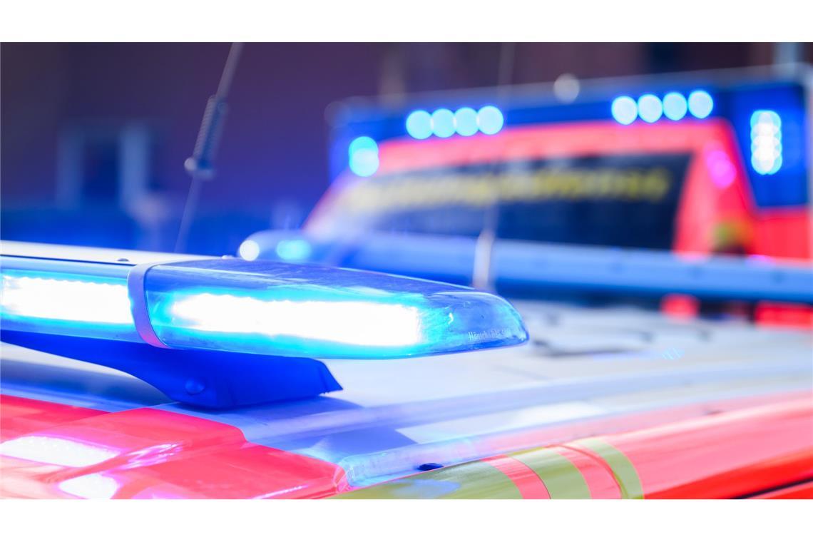 Die Schwerverletzte wurde in ein Krankenhaus gebracht. (Symbolbild)
