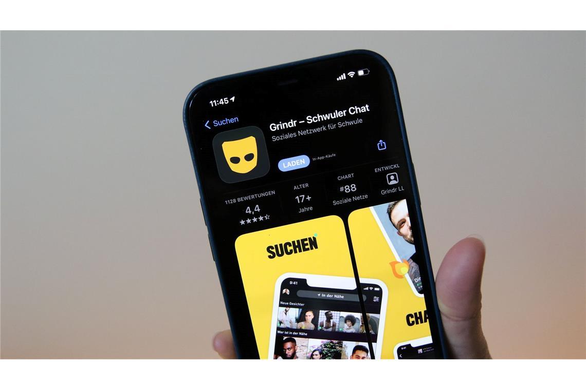 Die Schwulen-App Grindr - ein Kofferwort aus "Guy" und "Finder" (also Kerlefinder) und angelehnt ans Verb "grind" (reiben, schleifen) - sortiert mögliche Partner nicht mehr zuerst nach gemeinsamen Interessen, sondern danach, wer gerade mit dem Handy in der Nähe ist. (Archivbild)