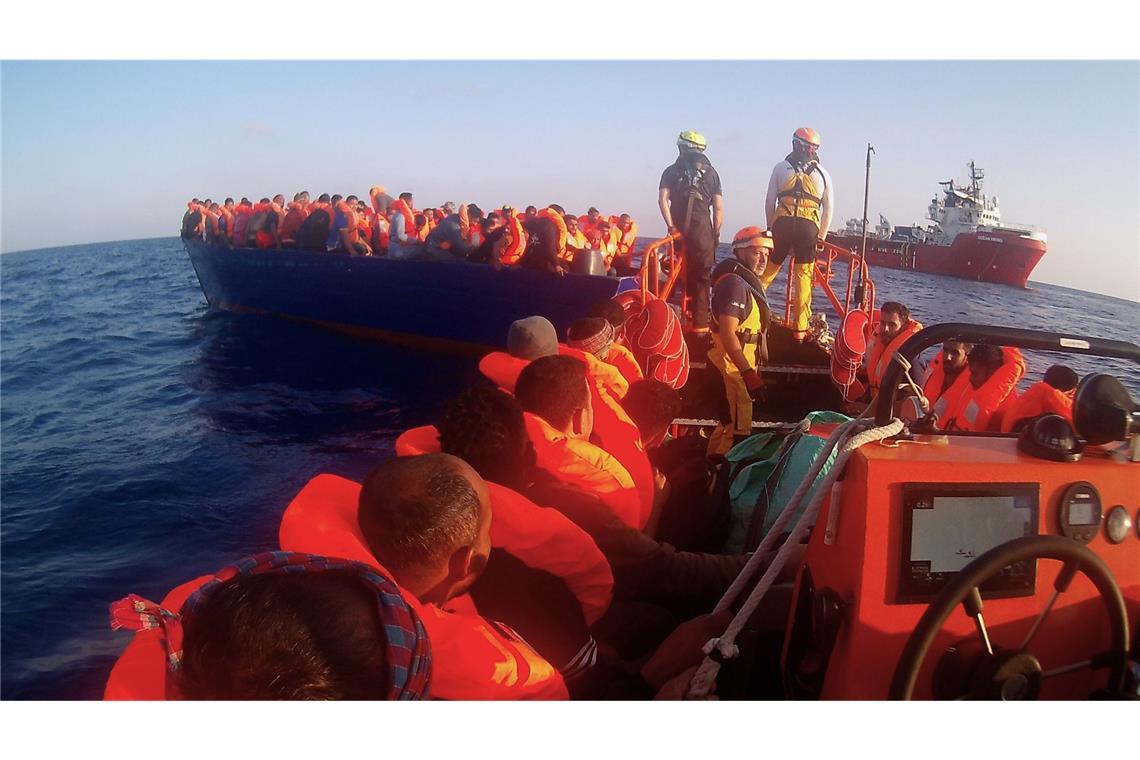 Die Seenotretter auf dem Mittelmeer haben bereits Tausende Menschen vor dem Ertrinken gerettet. Doch vor allem von Italien werden sie bei ihrer Arbeit immer wieder behindert.