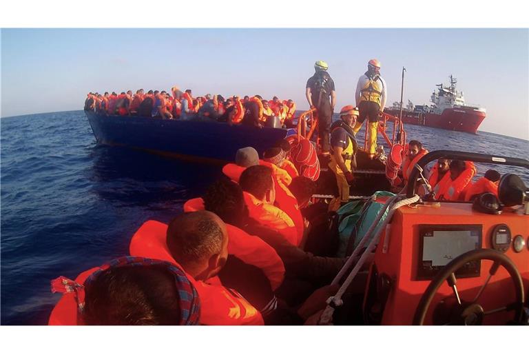 Die Seenotretter auf dem Mittelmeer haben bereits Tausende Menschen vor dem Ertrinken gerettet. Doch vor allem von Italien werden sie bei ihrer Arbeit immer wieder behindert.