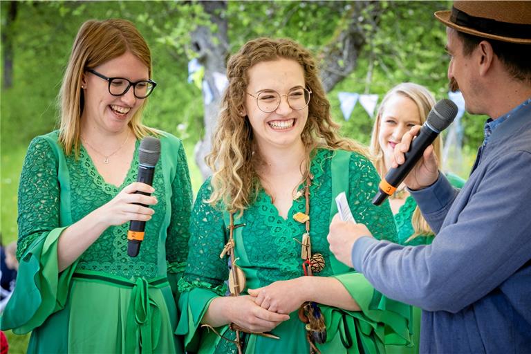 Die seitherige und die neue Schwäbische Waldfee: Kim-Laura Rützler (links) und Michelle Fuchs mit Liedermacher Tom. Foto: Alexander Becher