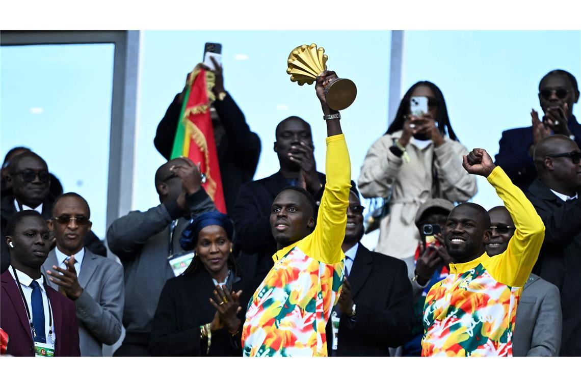 Die Senegal-Profis präsentierten die Trophäe.