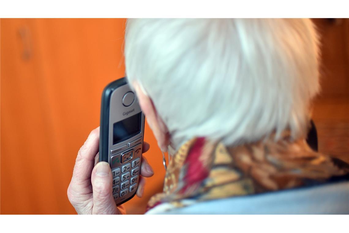 Die Seniorin fiel auf einen Schockanruf herein. (Symbolbild)