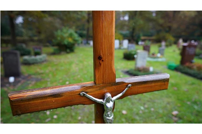 Die Seniorin war in Eberstadt durch eine Friedhofshecke gefahren. (Symbolbild)