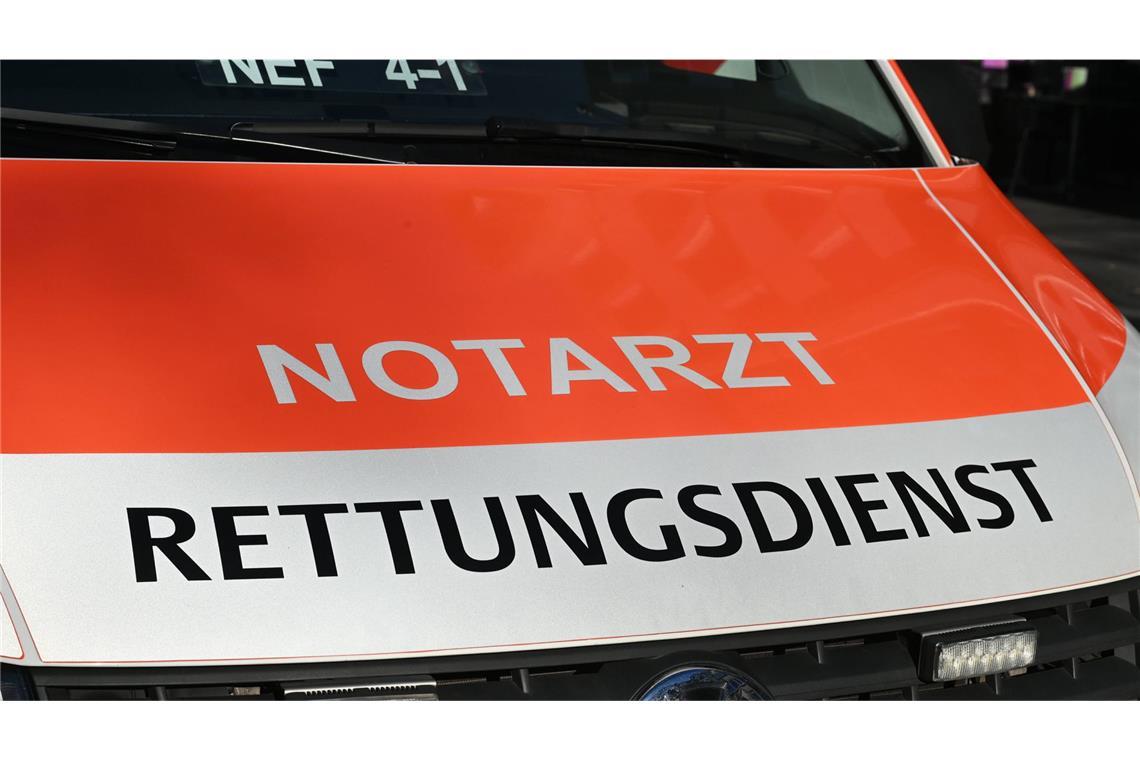 Spaziergängerin fällt und stirbt – waren Hunde schuld? Die Seniorin wurd in ein Krankenhaus gebracht, wo sie wohl ihren Verletzungen erlag. (Symbolbild)
