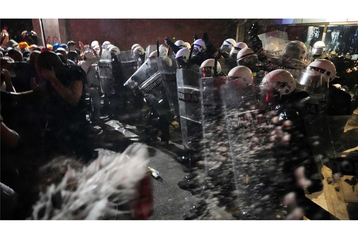 Proteste gegen Regierung und Polizeigewalt in Serbien Die serbische Polizei ging am Campus der Uni Novi Sad mit großer Härte gegen demonstrierende Bürger vor. (Archivbild)