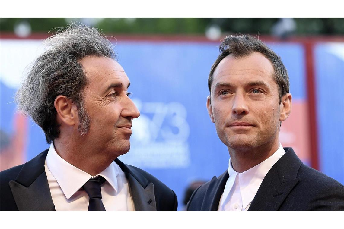 Papst aus den USA? In Serie mit Jude Law durchexerziert Die Serie "The Young Pope" wurde 2016 bei den Filmfestspielen in Venedig vorgestellt - hier Regisseur Paolo Sorrentino (links) und der Hauptdarsteller Jude Law.