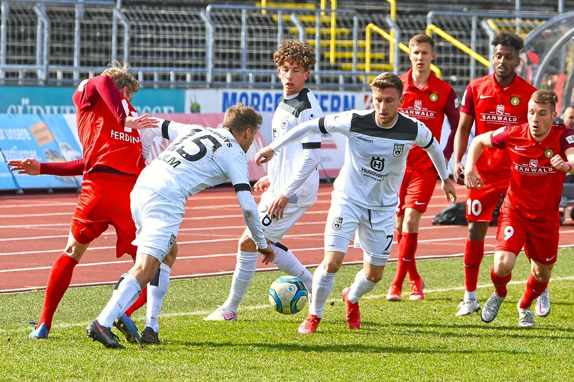 Die SG-Elf um Jan Ferdinand, Basti Schiek, Joel Gerezgiher und Dominik Widemann (rote Trikots, von links) gaben gegen den Favoriten Ulm fast keinen Zentimeter Rasen kampflos preis. Foto: T. Sellmaier