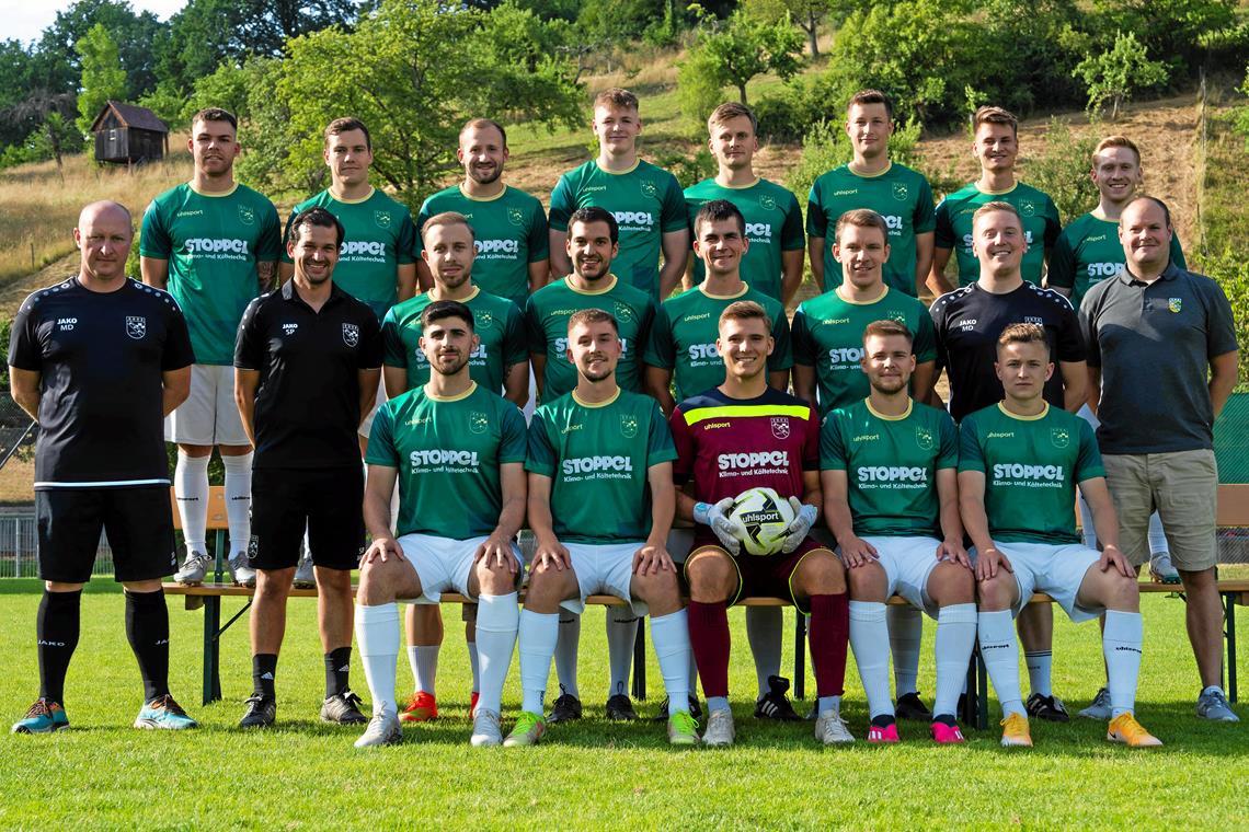 SV Allmersbach, SG Oppenweiler und TSC Murrhardt vor dem Bezirksliga-Start Die SG Oppenweiler-Strümpfelbach gehört zu den Titelfavoriten. Hintere Reihe von links: Luca Müller, Benedikt Csauth, Felix Kübler, Erik Augustin, Lukas Rosenke, Malik Hassler, Moritz Stoppel und Julian Leitner. Mittlere Reihe: Torwarttrainer Manuel Di Giandomenico, Coach Stephen Perri, Yannic Denzinger, Manuel Perri, Jonas Wieland, Marcel Friz, Co-Trainer Lucas Röhrle und Sportlicher Leiter Fabian Schmelcher. Vorne: Louis Piscopo, Maximilian Sacher, Janis Seefeldt, Tim Müller und Even Stoppel. Foto: Ivo Huber