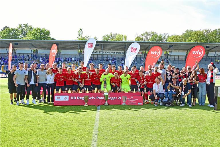 Die SG Sonnenhof Großaspach gewinnt nach der Trophäe als Regionalliga-Meister nun auch zum zweiten Mal in Folge den WFV-Pokal (vorne links). Wie im vergangenen Jahr jubelt Bürgermeisterin Sabine Welte-Hauff (Dritte von rechts) ebenso wie Schlagerqueen Andrea Berg (daneben) und ihr Mann, der SG-Mitgründer Uli Ferber, mit den Fußballern. Fotos: Tobias Sellmaier