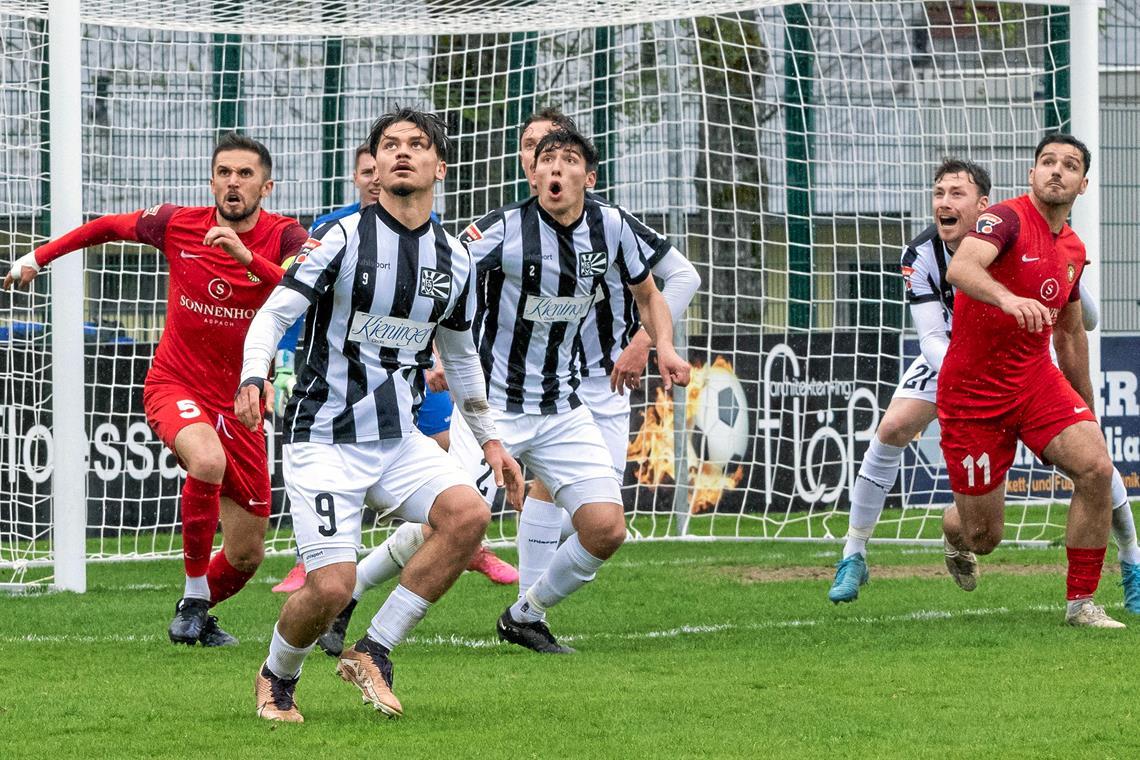 In Unterzahl aus dem 0:1 ein 2:1 gemacht Die SG-Spieler Volkan Celiktas und Michael Kleinschrodt (rote Trikots, von links) lauern auf ihre Chance, doch Villingens Abwehr lässt lange Zeit wenig zu. Foto: Eibner