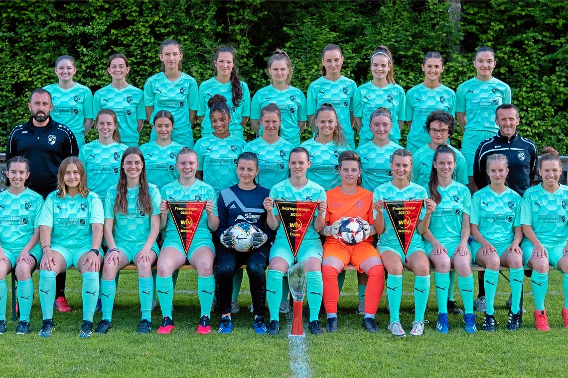 SGM-Fußballerinnen bejubeln das Triple Die SGM-Fußballerinnen zeigen stolz die drei Wimpel und den Pokal. Hintere Reihe von links: Michelle Kiefer, Emma Ettle, Annika Maurer, Miriam Jung, Laura Geiger, Nadja Föhl, Tanja Föll, Jana Vujanovic, Ilirjana Musliu. Mitte: Trainer Mehmet Cankar, Stefanie Schick, Josephine Radtke, Fatoumata Stoppel, Jany Epple, Lillian-Jessie Huber, Nathalie Juschin, Sophia Bauer, Koordinator Zdenko Vujanovic. Vorne: Luisa Oliveira, Kim-Sara Grün, Anne Bayerl, Isabel Jung, Blenda Maliqi, Jana Sommer, Janine Sommer, Johanna Schumm, Rebekka Deriu, Heidi Stoppel, Spielertrainerin Franziska Fiechtner. Auf dem Foto fehlen Anna Mang, Linn Stoppel, Jule Jung, Larissa Hofer, Temilola Awodumila, Katharina Bechthold, Leila Mrazkova, Aleyna Sügirmen, Melissa Maier, Selina Hofer, Jule Förstner, Nina Wüst, Nadia Tsiopli und Lucie Kugler. Foto: privat
