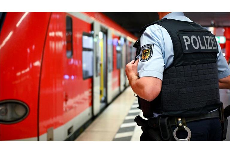 Die Sicherheit an Bahnhöfen und in Zügen bleibt ein vieldiskutiertes Thema. (Symbolbild)